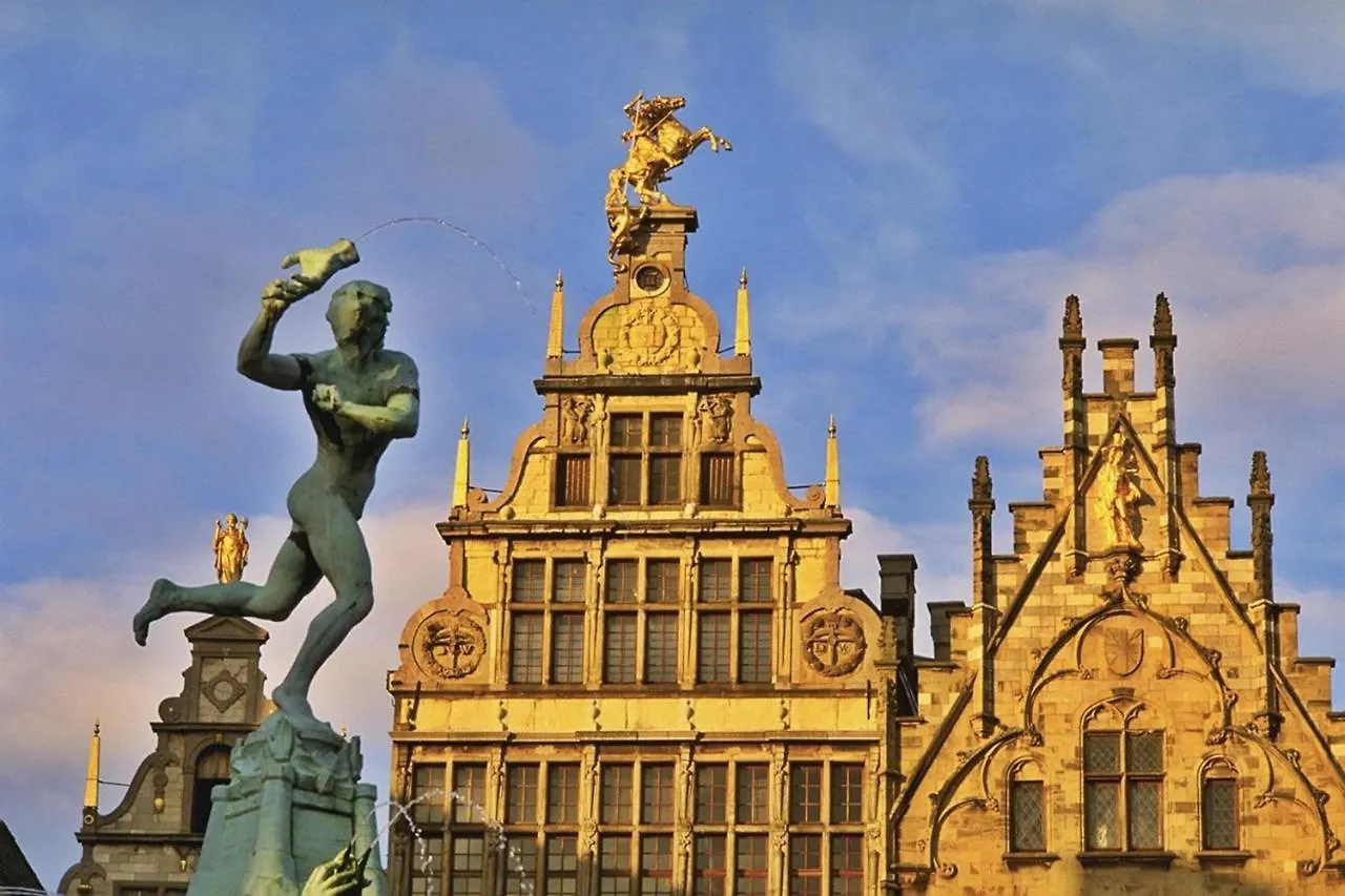 Sleep Inn - Black And Gold Loft Antwerp Cityview Belgium